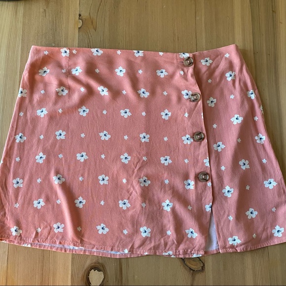 O’Neill • ‘Libby’ Pink Floral Mini Skirt with Buttons - Picture 2 of 10